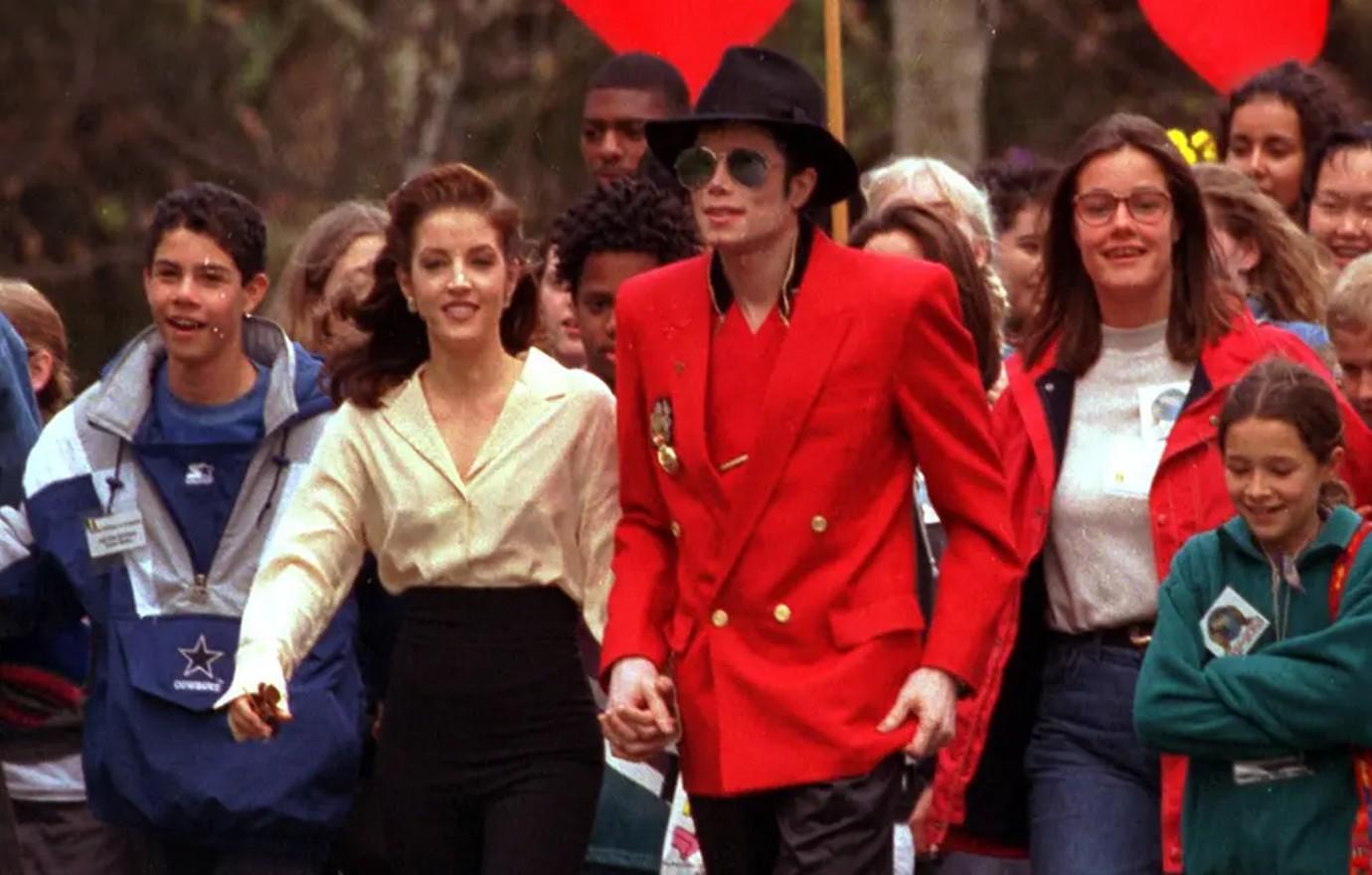 Inside Michael Jackson S Love Affair With Lisa Marie Presley Debbie Rowe