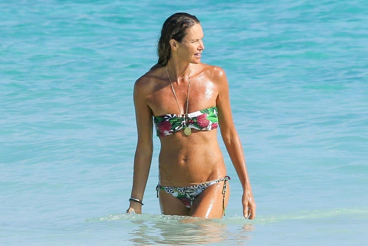 Supermodel Elle Macpherson Stuns In Sexy Bikini At Age