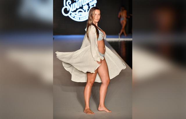 Bret Michaels Daughter Shows Off Bikini Body At Si Runway Show