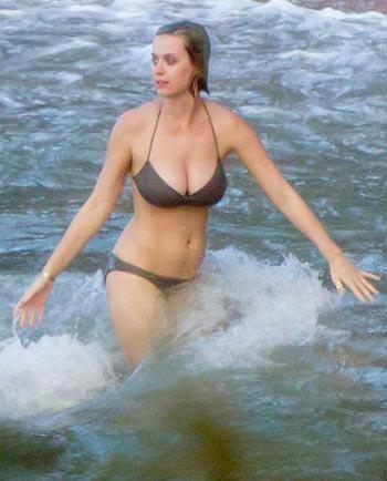 Katy Perry Flaunts Her Bikini Body In Hawaii