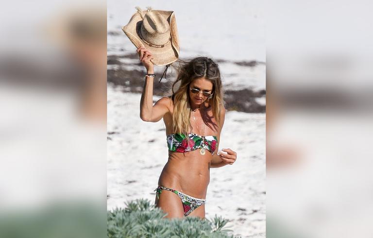 Supermodel Elle Macpherson Stuns In Sexy Bikini At Age