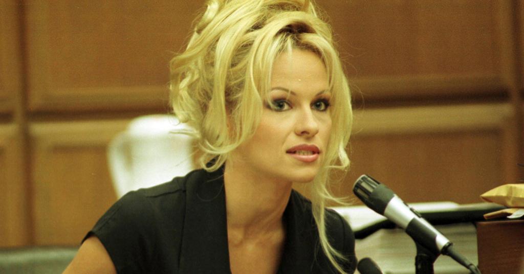 Pam Anderson Wanted To Have Julian Assange S Baby Sources