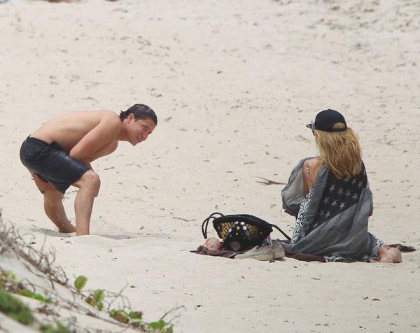 Sandy Smooch Heidi Klum Makes Out With Boyfriend Vito Schnabel On The