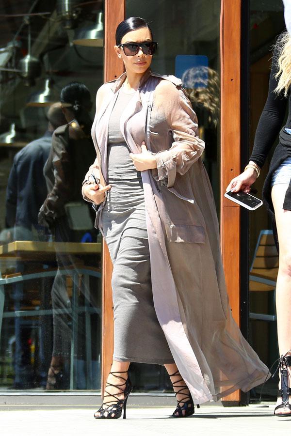 //kim kardashian pregnant bump changing