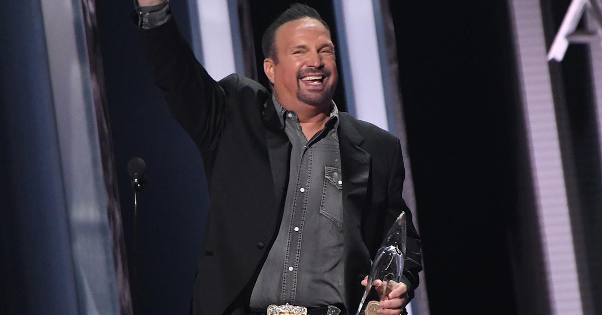 Garth Brooks wears 'Sanders' jersey, gets heat from fans who don't