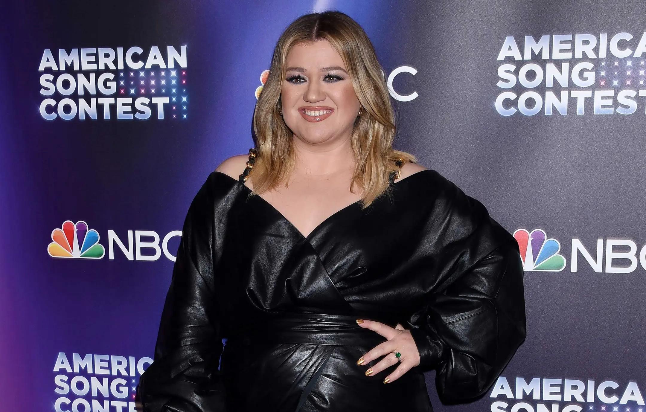 kelly clarkson mega