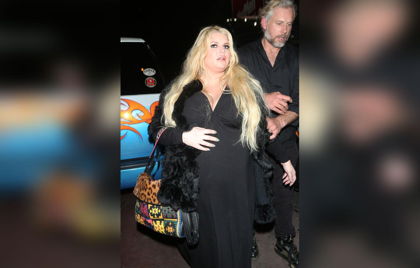 //jessica simpson flaunts baby bump leaves roxy with eric johnson