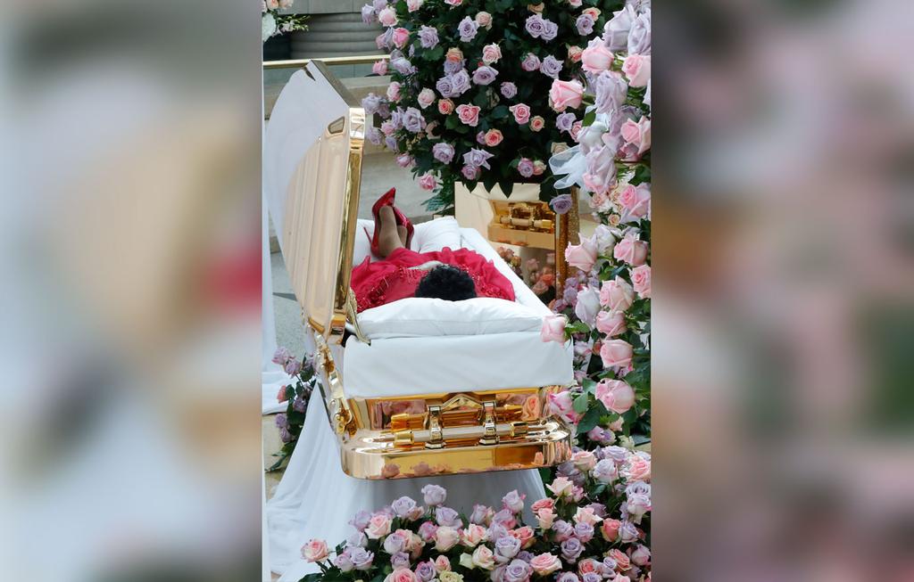 Photos Aretha Franklin’s Body Lies In Repose Inside Golden Coffin