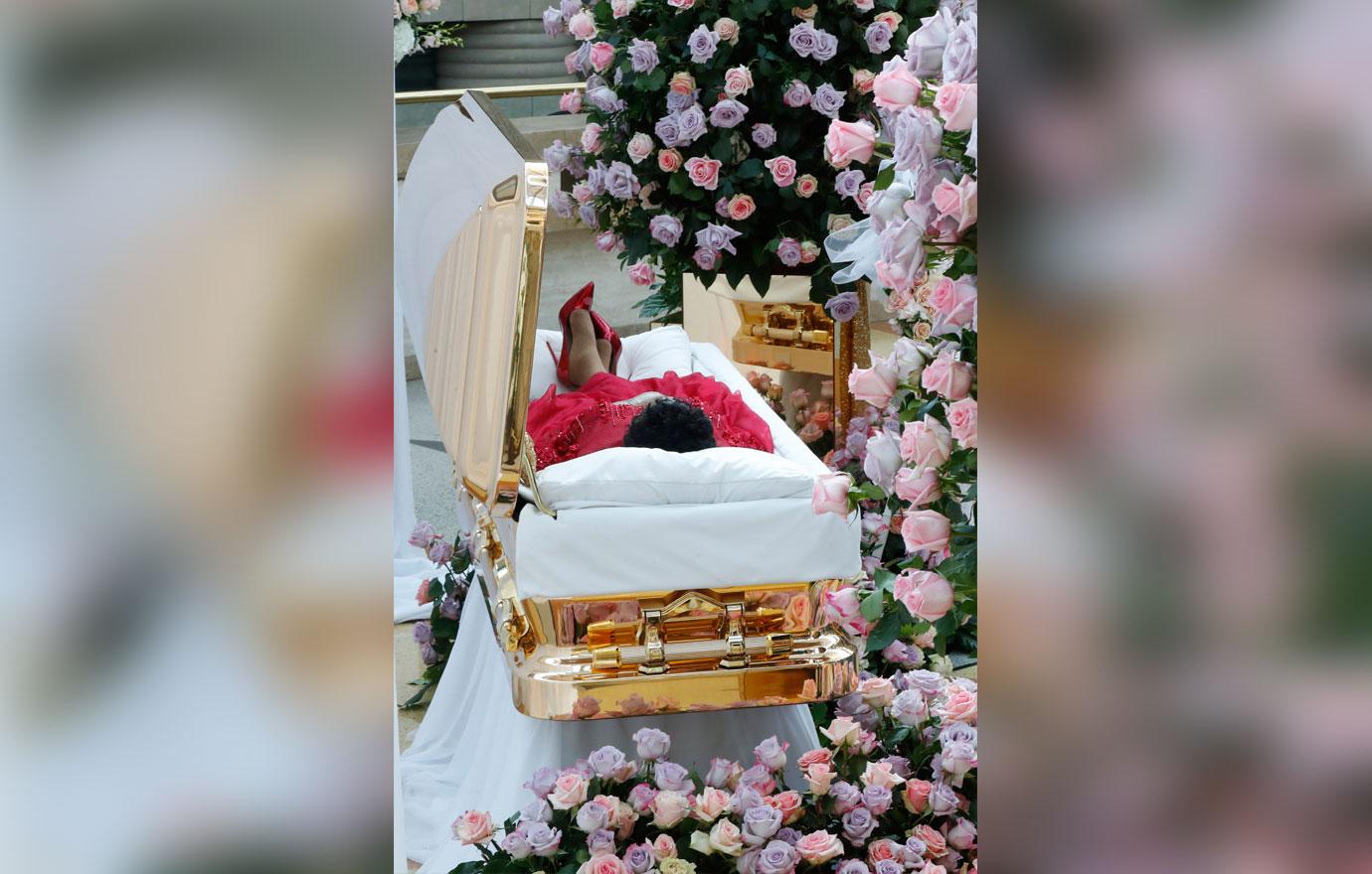Photos Aretha Franklin’s Body Lies In Repose Inside Golden Coffin