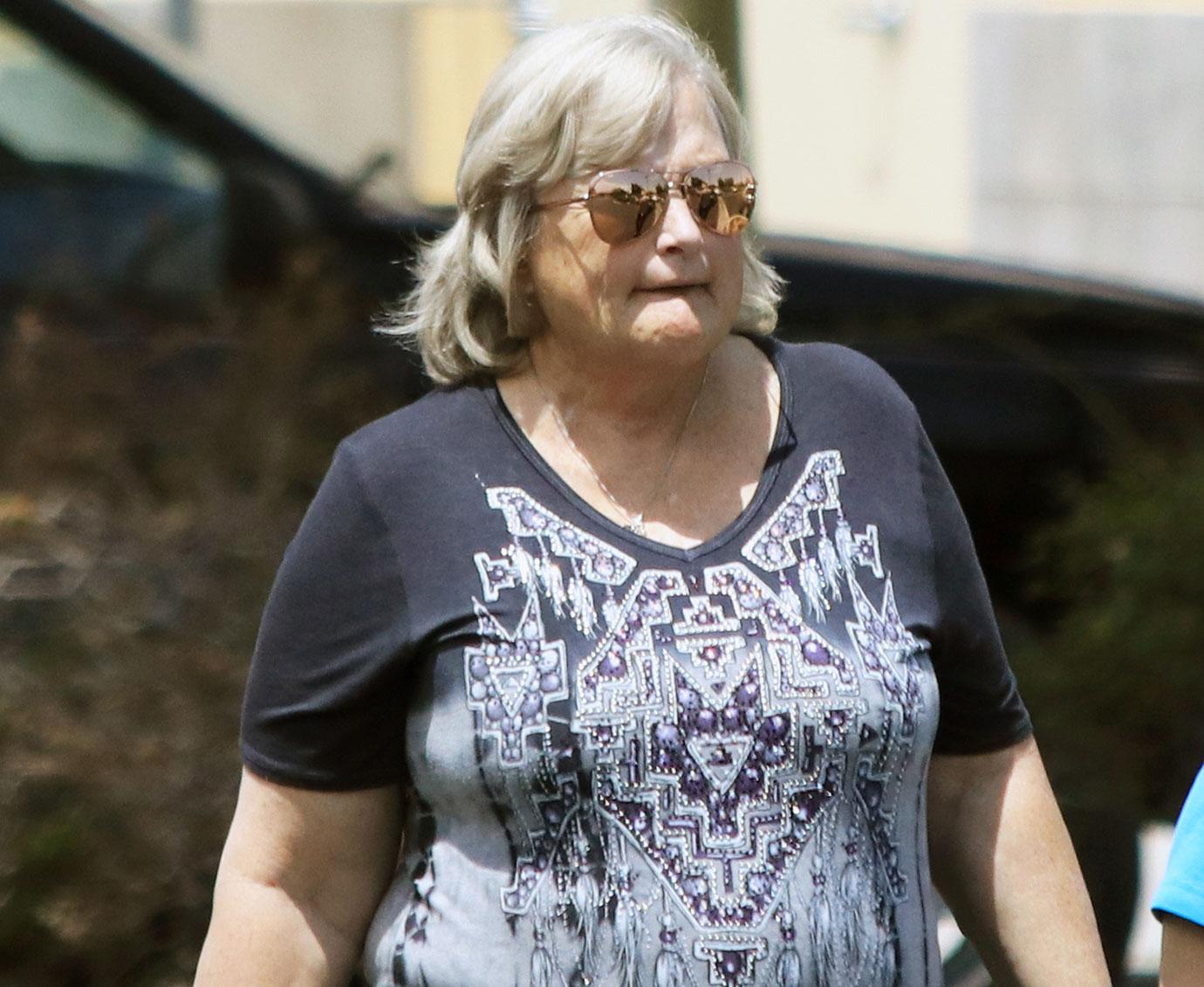 Cancer Stricken Debbie Rowe Has Lunch With Friends