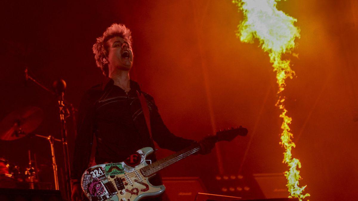 green day billie joe armstrong urges ice agents quit donald trump super bowl