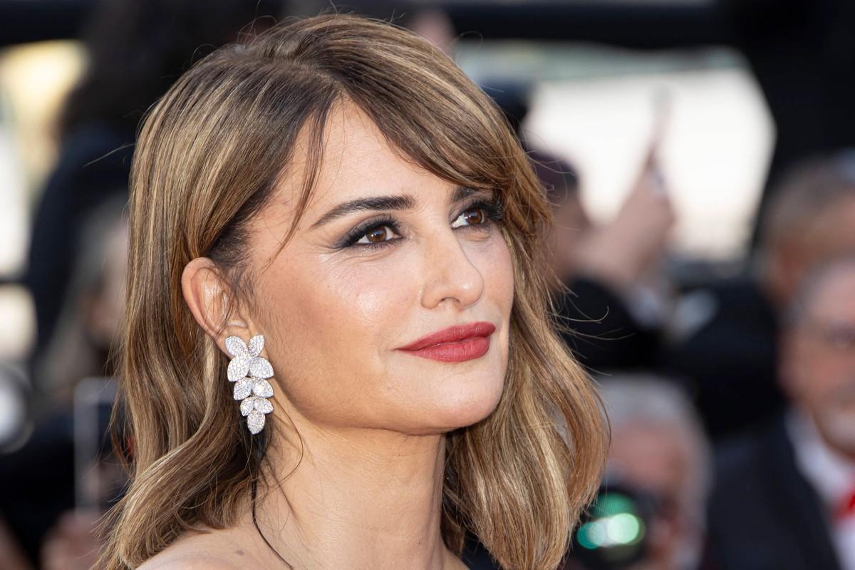 Penélope Cruz recalled thinking she was 'about to die,' after doctors warned of a possible brain aneurysm.