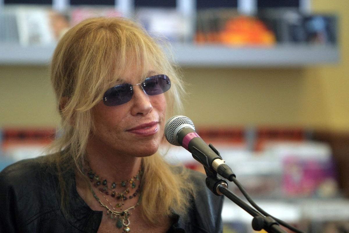 Simon announced the Aug. 14 release of her new album, 'Comes in Waves,' as she adjusts to her Parkinson's diagnosis.