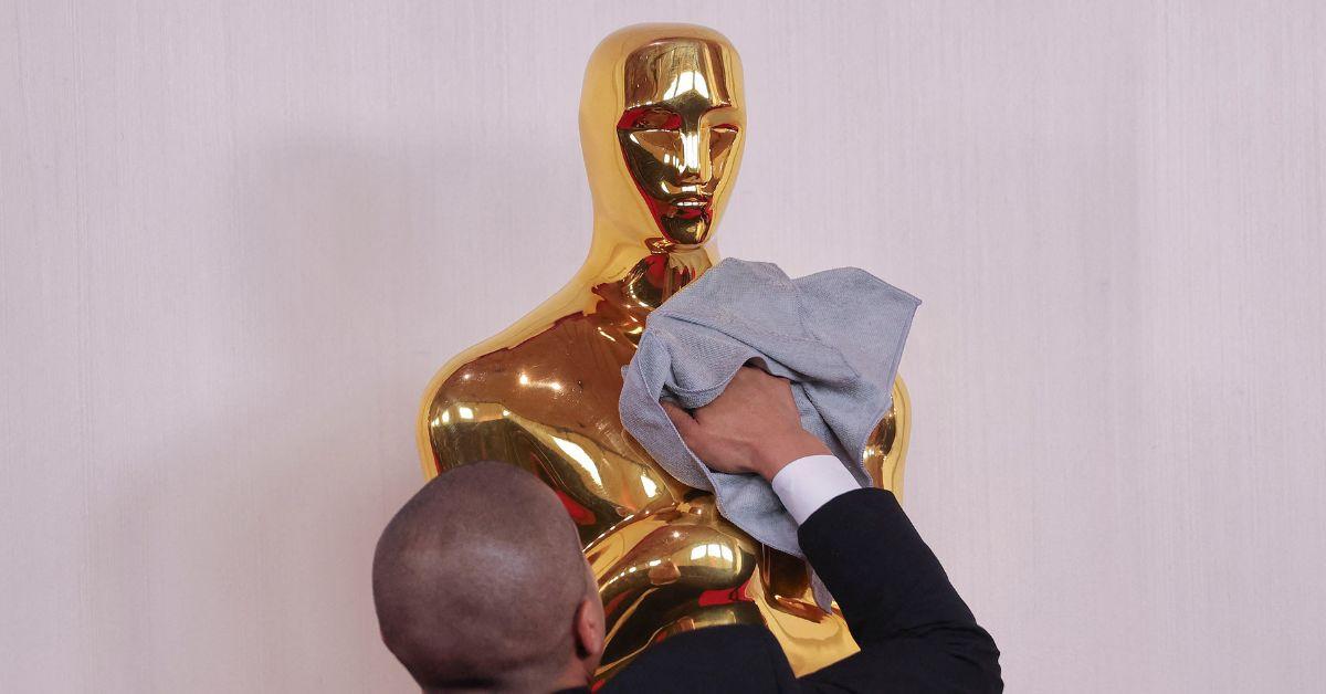 Photo of an Oscars statue.