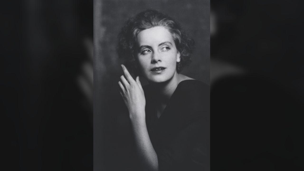 Diana McLellan wrote that Garbo refused to acknowledge Dietrich after their relationship ended.