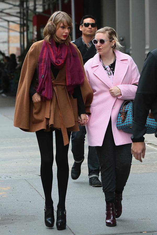 //Taylor Swift and Lena Dunham Hold Hands