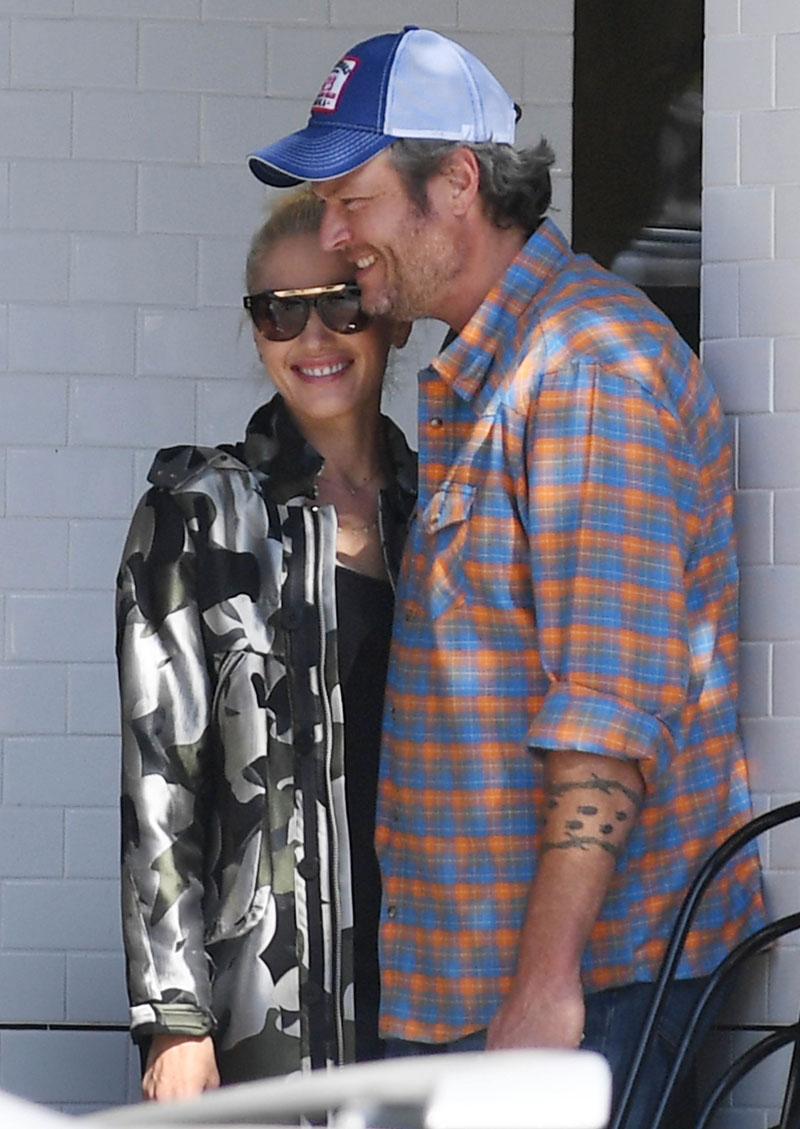 Blake Shelton Gwen Stefani Engaged PDA Kissing Patio Cafe Pics