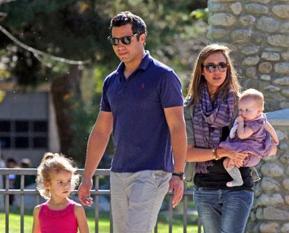 Jessica Alba And Cash Warren Take Their Girls To The Park jessica-alba-and-cash-warren-take-their-girls-to-the-park