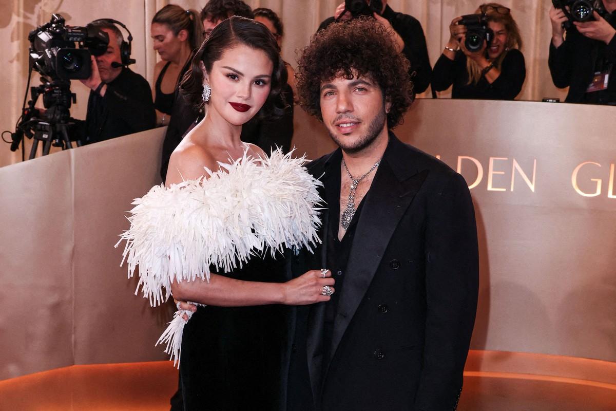 Selena Gomez's wedding to Benny Blanco faced paparazzi leaks, influencing Swift's preference for a private indoor venue.