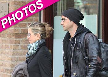 //jennifer aniston justin theroux post