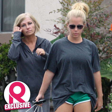 //kendra_wilkinson_mother_patti_wilkinson_family_feud_square