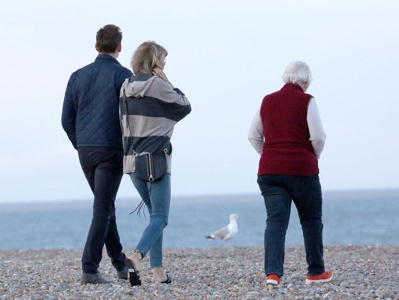 //taylor swift tom hiddleston walk beach with mom