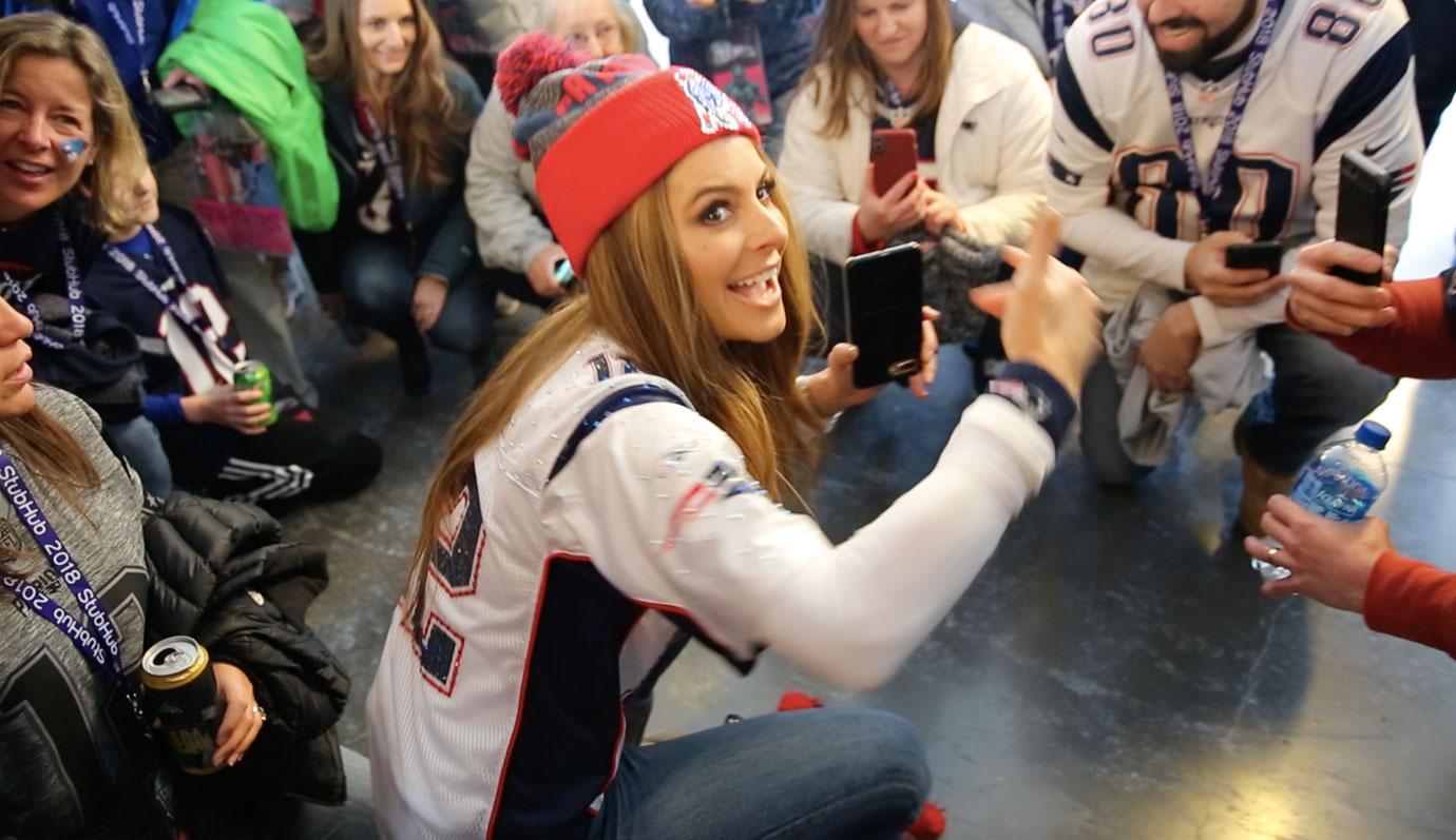 //Maria Menounos greets fans at StubHub Field House pre game fan event on Sunday