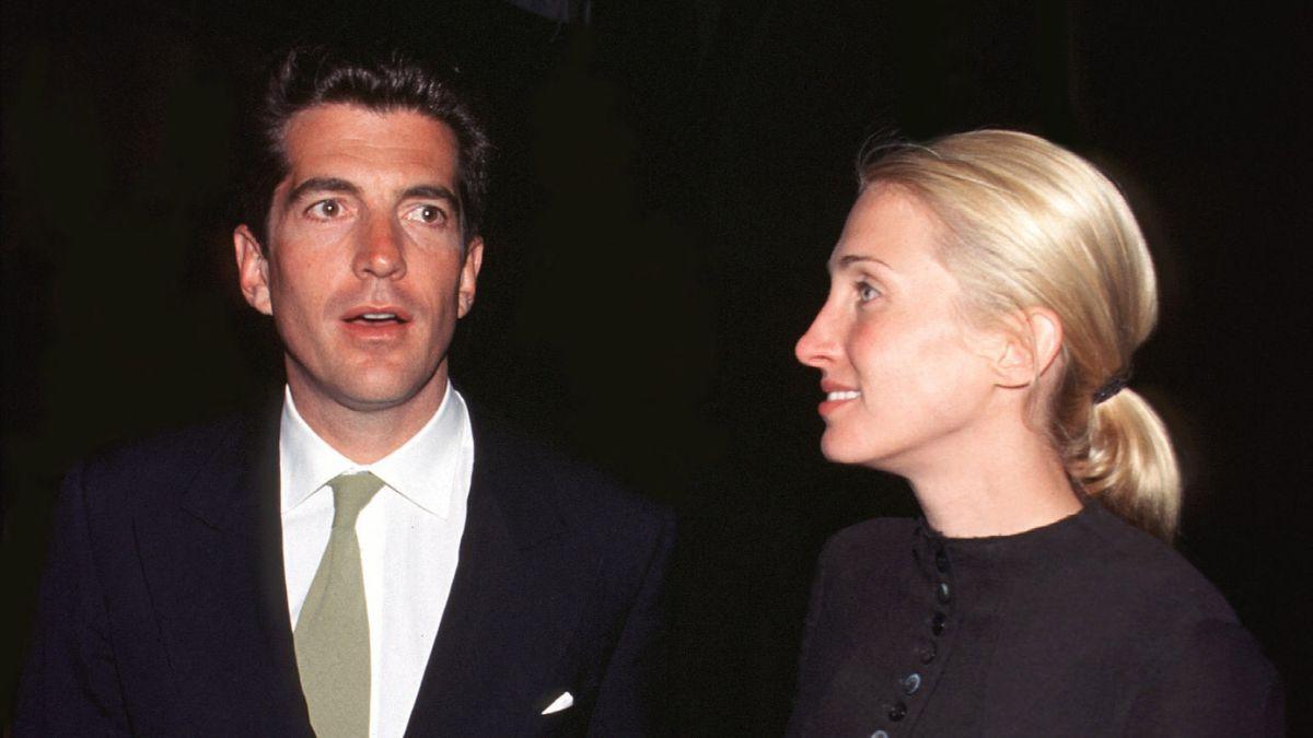 Photo of John F. Kennedy Jr., Carolyn Bessette-Kennedy 