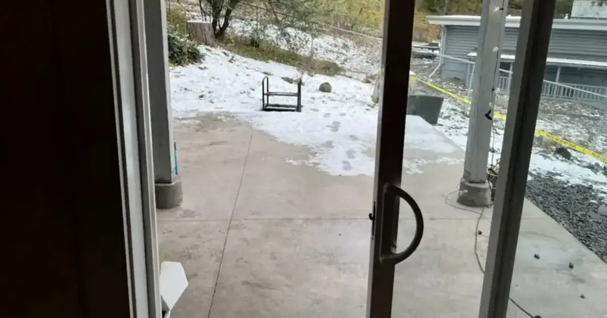 Photo of the sliding door at 1122 King Road