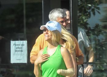 //lauren scruggs amputated hand photo