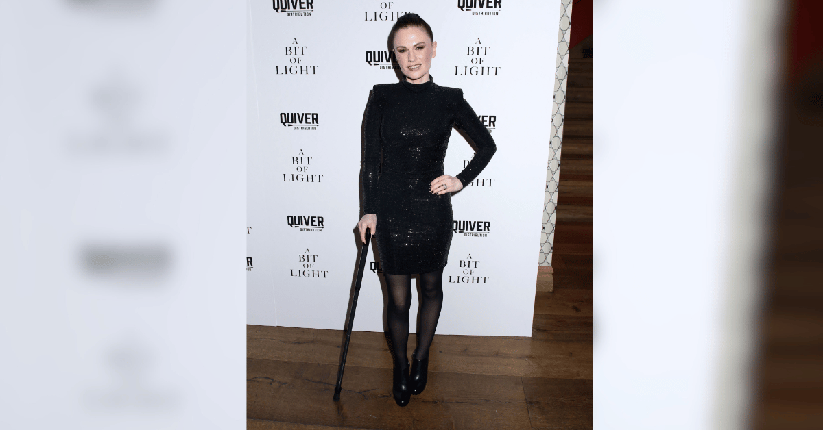 anna paquin uses cane at red carpet event