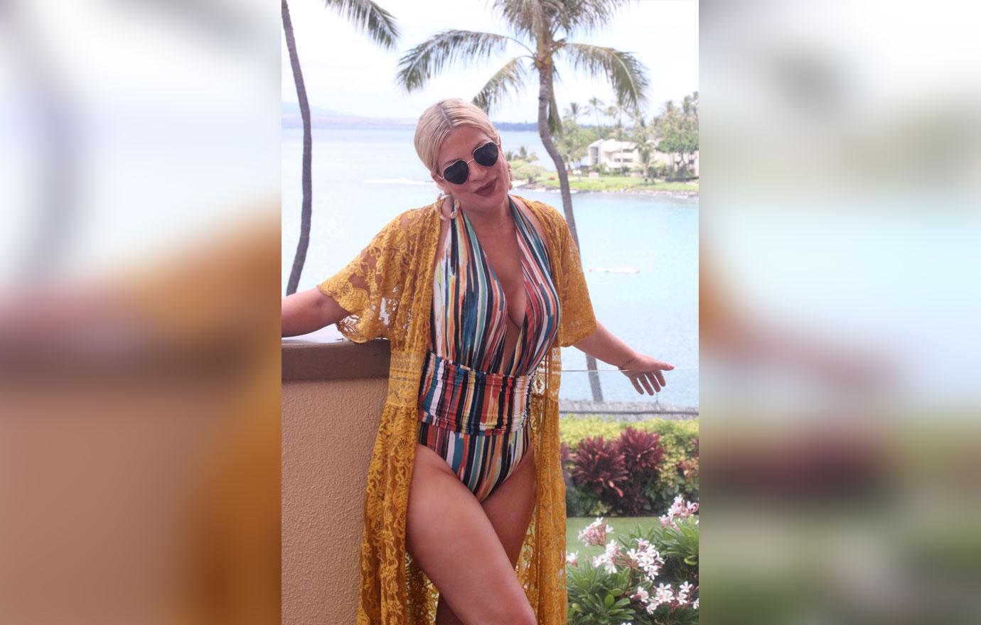 Tori Spelling Wears Swimsuit, Kisses Dean McDermott In Hawaii