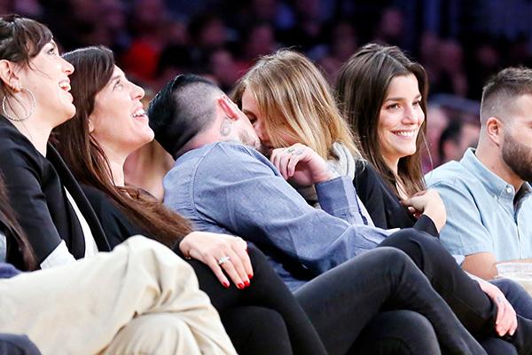 //cameron diaz benji madden kissing lakers game