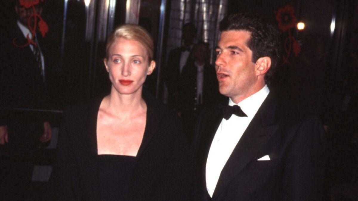 Photo of John F. Kennedy Jr., Carolyn Bessette-Kennedy 