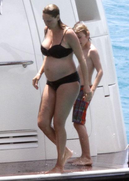 //uma thurman pregnant bikini yacht