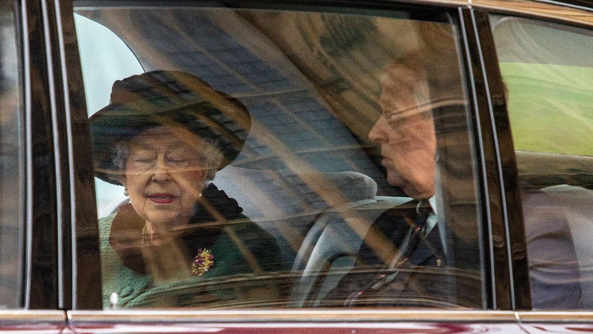 Photo of Andrew Windsor and Queen Elizabeth
