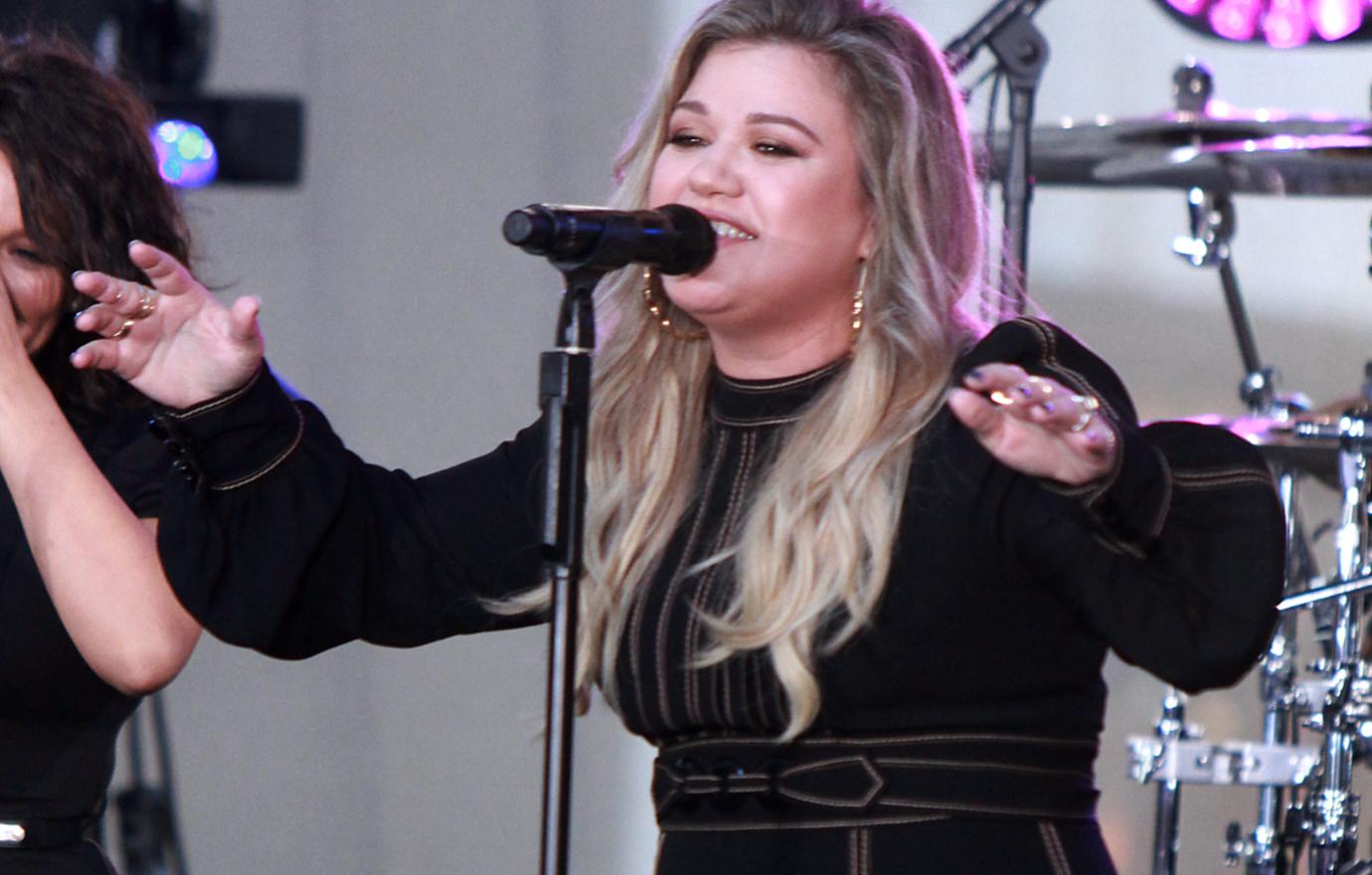 Kelly Clarkson on the today show, singing in a black dress