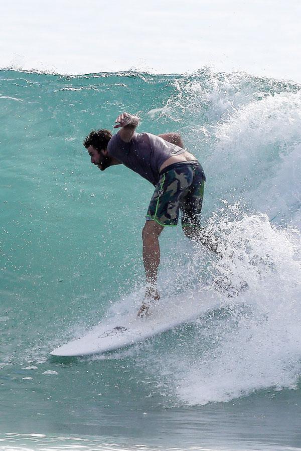 Liam Hemsworth Naked Butt Beach Photos Surfing