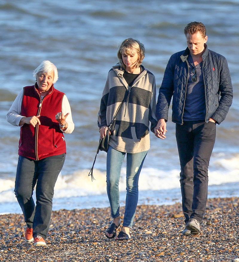 //taylor swift tom hiddleston walk beach with mom