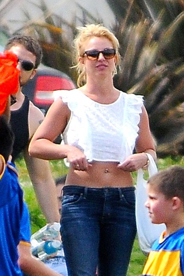 Abs Olutely In Love Britney Spears A Sexy Soccer Mom With Boyfriend At Son Jaydens Game 9722