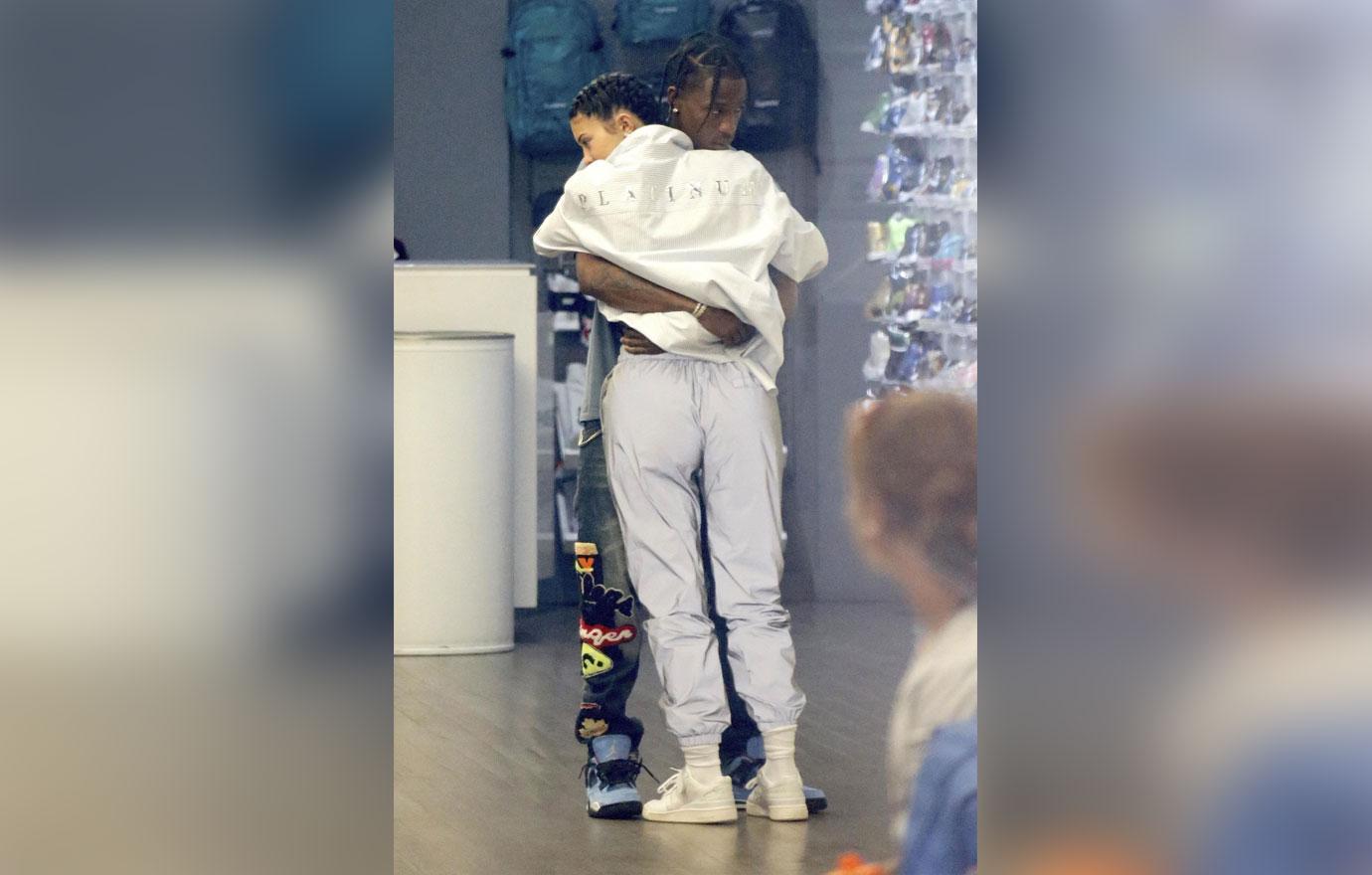 Kylie Jenner Travis Scott Kissing New York