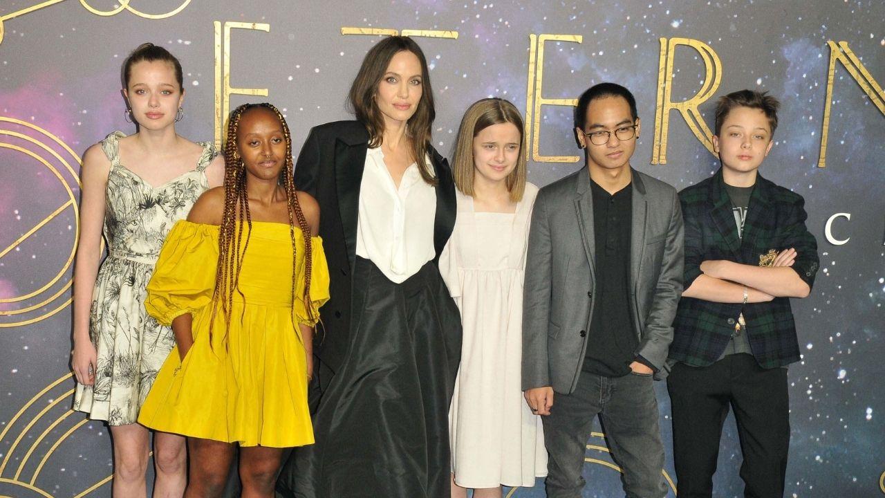 Photo of Angelina with Shiloh, Zahara, Viviene, Pax and Know Pitt
