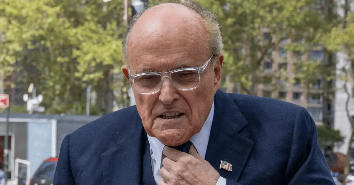 rudy giuliani slammed supermarket worker