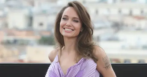 angelina jolie dad jon voight estranged calls out actress palestine support