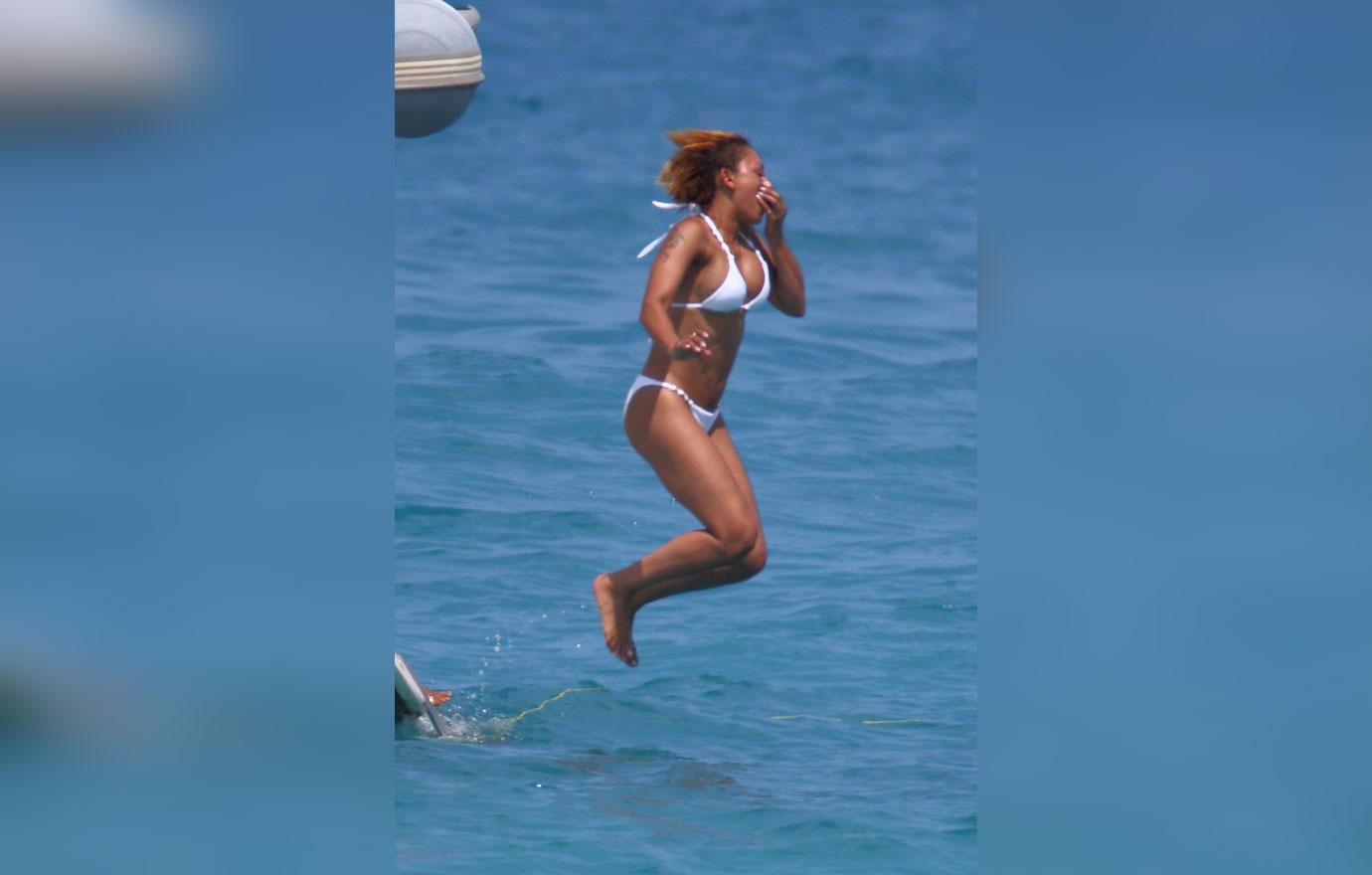 Mel B Flaunts Bikini Body In Hawaii