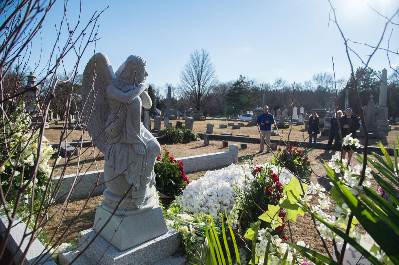 //mary tyler moore dead funeral grave burial