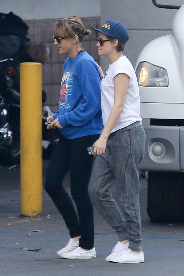 //kristen stewart puts arm around girlfriend