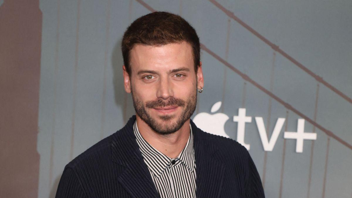 An insider said Francois Arnaud treats his 'Heated Rivalry' castmates like 'supporting props.'