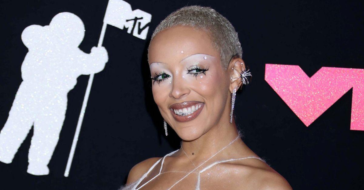 Doja Cat Slammed For Wearing T-Shirt Of Alleged 'Neo-Nazi' Sam Hyde - Vimarsana News