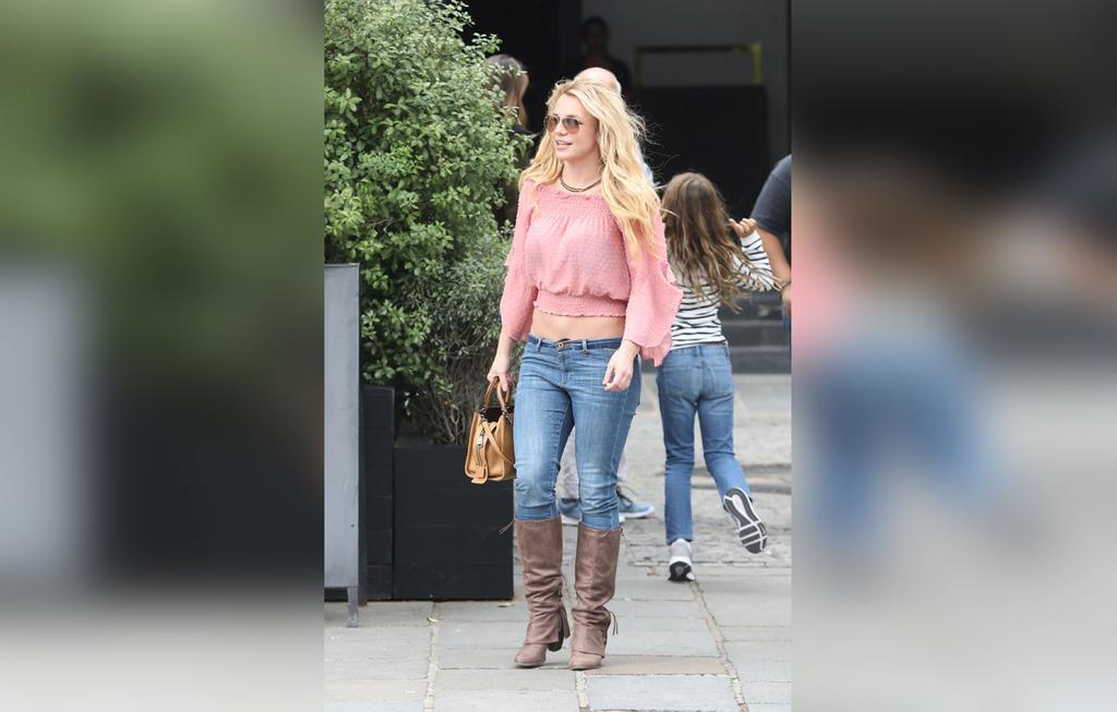 Britney Spears Shows Off Abs Fit Body In Paris 0828